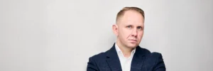 Jake Smolarek, a high-performance coach for leaders in London, in a business jacket for his definitive guide on growth mindset vs fixed mindset.