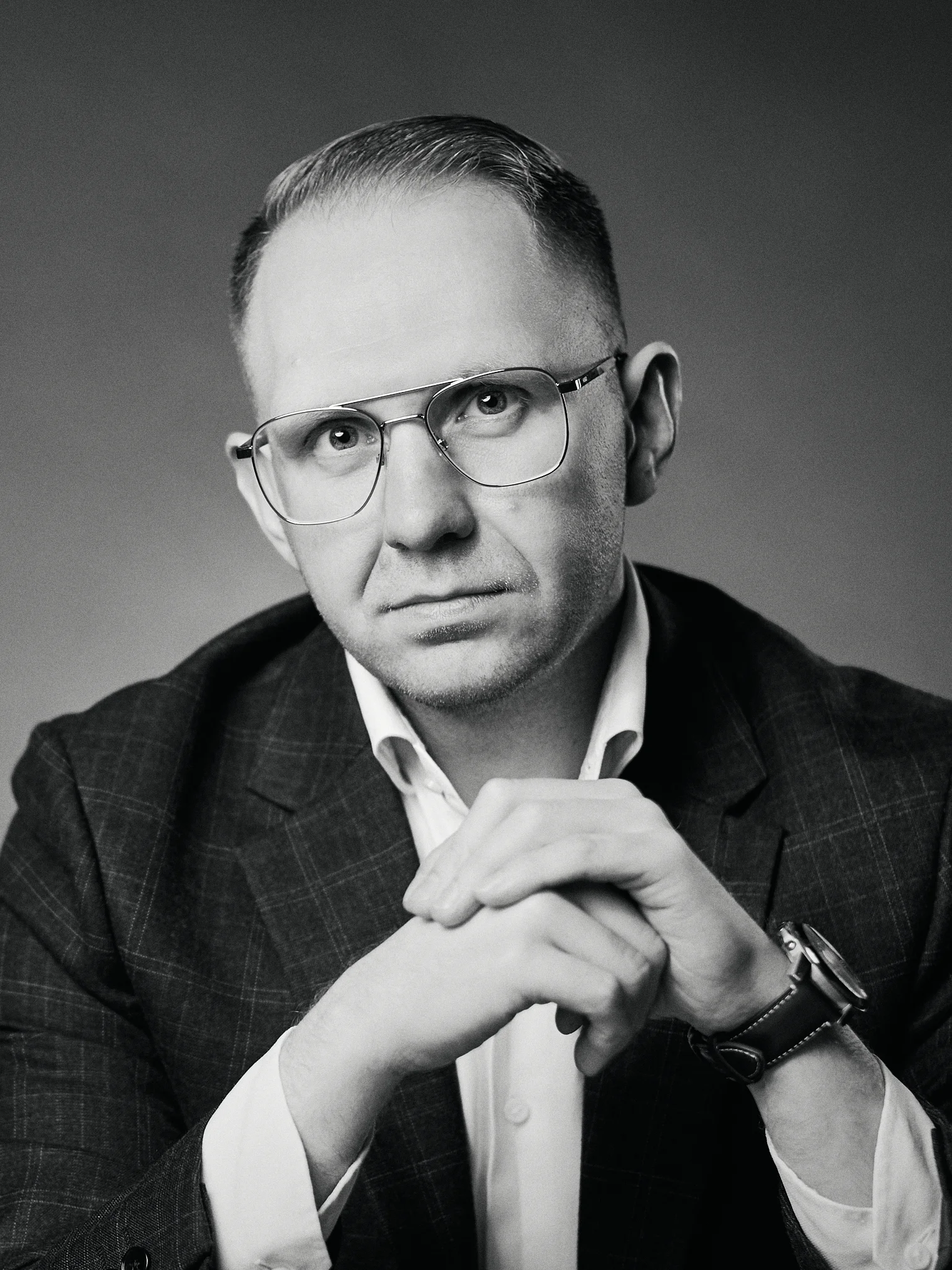 A black-and-white portrait of Jake Smolarek, a London-based high-performance coach and an expert in strategic time management